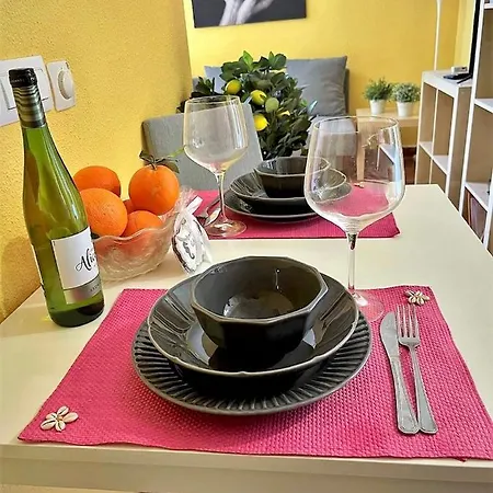 Cosy, Seaview Apartment, Close To And Bars -edificio Rhin Apartmán *