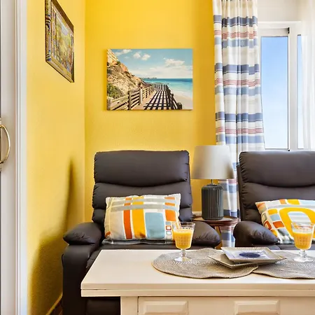 Cosy, Seaview Apartment, Close To And Bars -edificio Rhin *