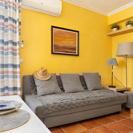 Cosy, Seaview Apartment, Close To And Bars -edificio Rhin